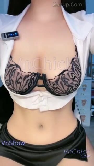 Siêu phẩm BéNgọc MMLive tích cực show lồn hồng ướt át kiếm tiền ăn tết lớn nè P1